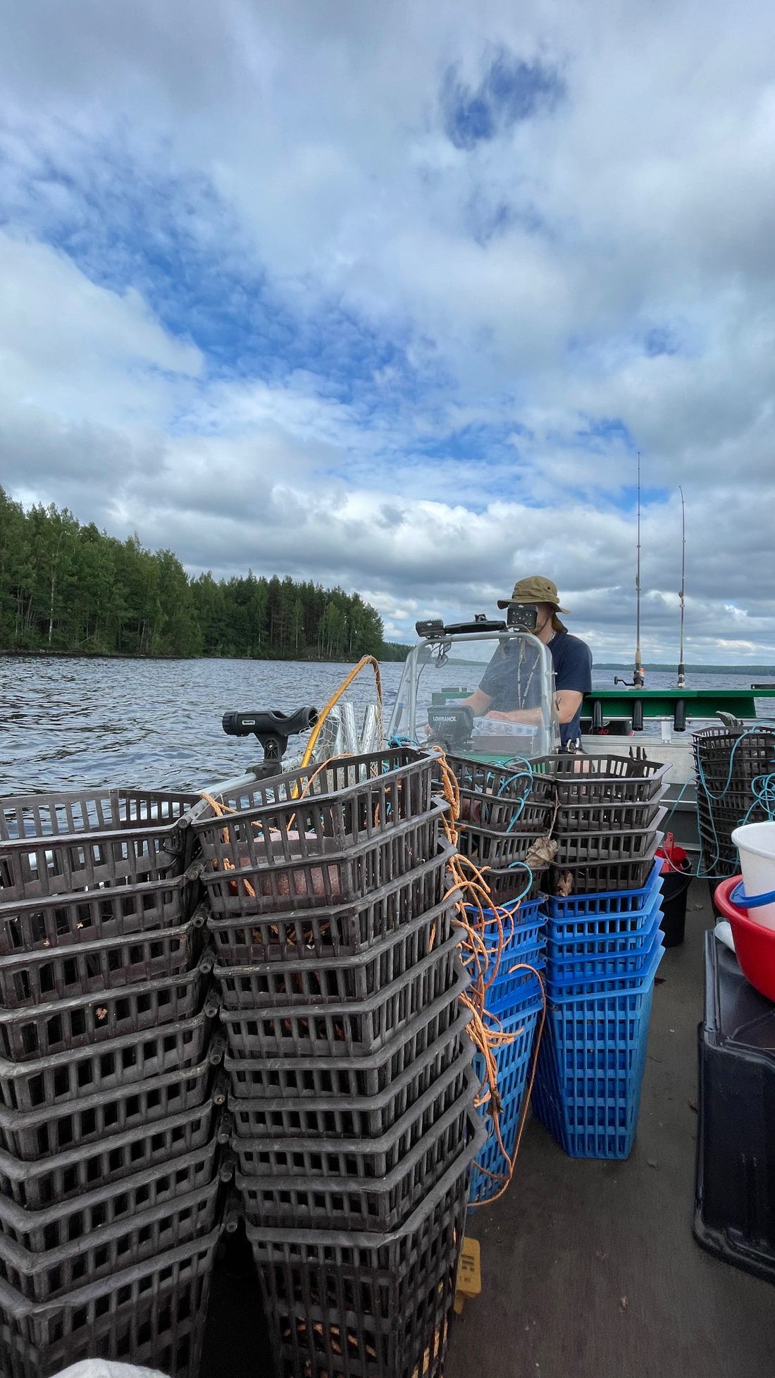 Ravustusvälineet ja saalis veneessä Jääsjärvellä